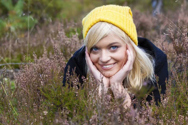 Glimlachende blonde tiener vrouw op de hei — Stockfoto