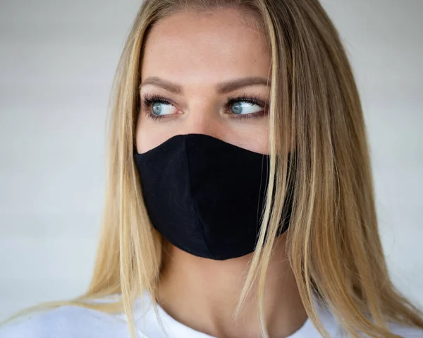 Vrouw met beschermend masker Stockfoto