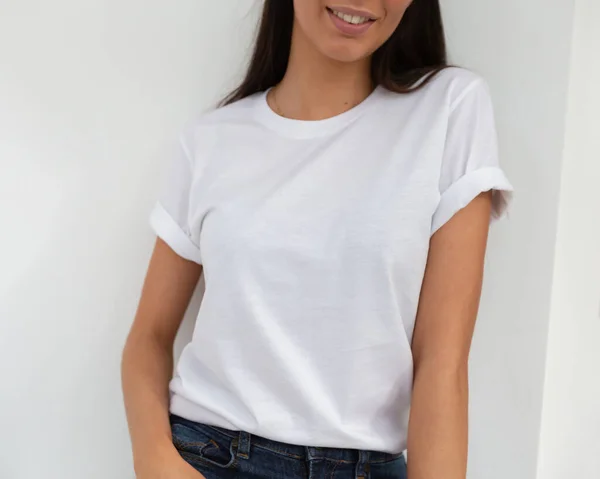 Het vooraanzicht van een onherkenbare vrouw in een wit tshirt. — Stockfoto