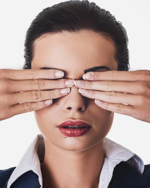 Mujer de negocios cubriendo los ojos, recesión económica —  Fotos de Stock