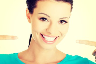 mükemmel beyaz dişlerini gösteren güzel bir casual kadın.