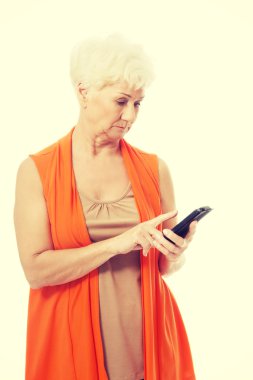 cep telefonu kullaranarak yaşlı kadınlar.