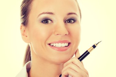 kalem tutan genç iş kadını.