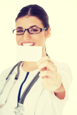 iş kartı tutan genç bir kadın doktor.
