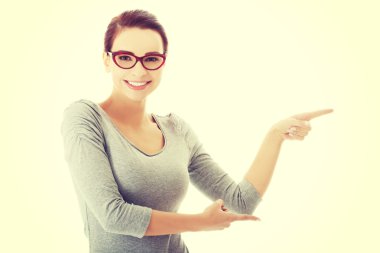 kenara gösteren gözlük güzel casual kadın.