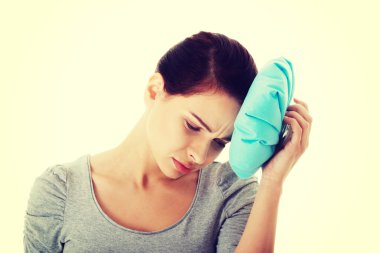 genç güzel kadın haveng bir baş ağrısı olduğunu.