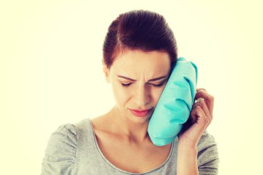 diş ağrısı olan genç casual kadın.