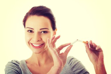 kırık sigara tutan genç güzel kadın.