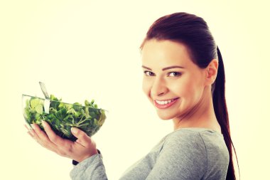 kuzu marul yiyen genç casual kadın.