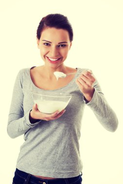 bir yoğurt yeme genç casual kadın.