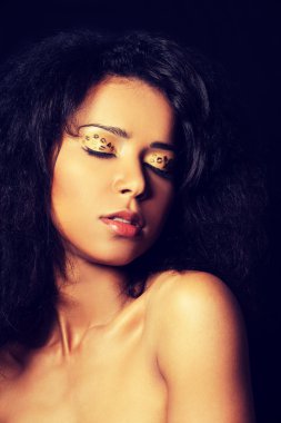 Kaplan ile güzel melez kadın makyaj.