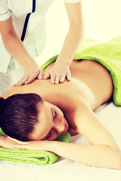 Schöne Frau liegt auf dem Bett im Wellness-Salon. — Stockfoto