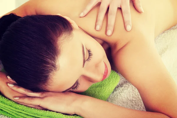 Beautiful woman lying on bed in spa salon. — Stock Photo, Image