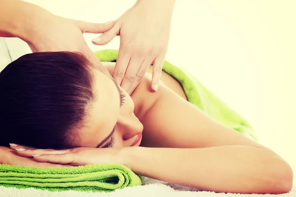 Beautiful woman lying on bed in spa salon. — Stock Photo, Image