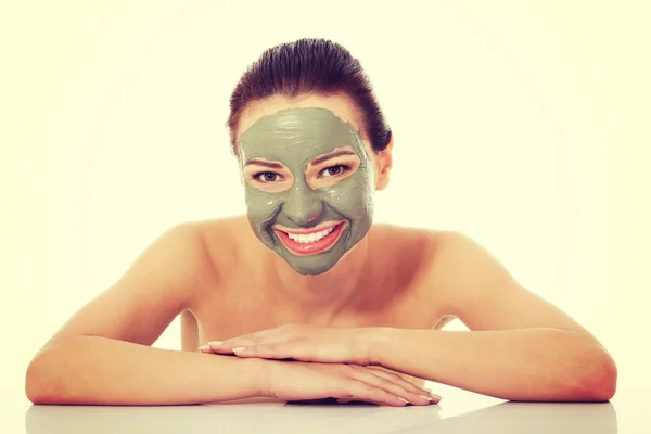 Beautifu toplessl mujer con máscara facial . —  Fotos de Stock