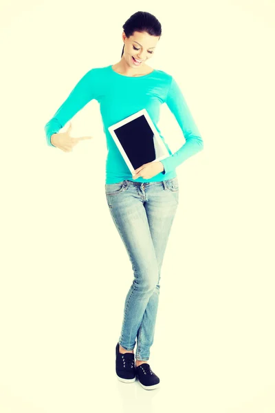 Beautiful casual woman holding a tablet. — Stock Photo, Image