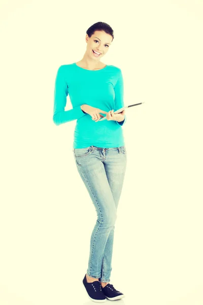 Beautiful casual woman holding a tablet. — Stock Photo, Image