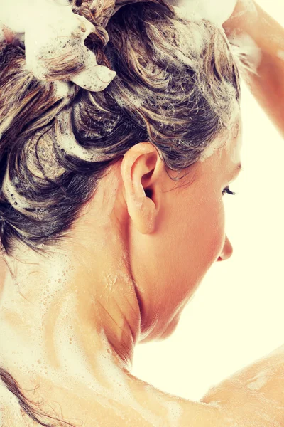 Hermosa mujer tomando una ducha y lavándose el pelo . — Foto de Stock