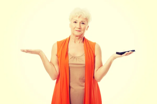 Una anciana usando teléfono móvil . — Foto de Stock