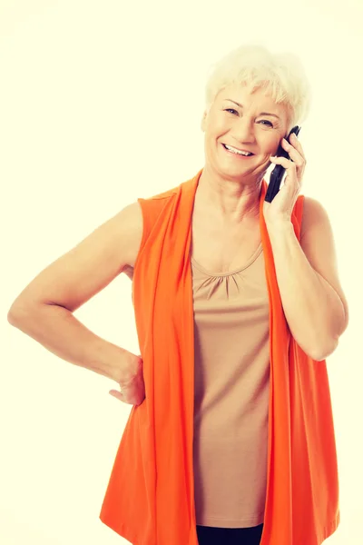 En gammal kvinna som pratar i telefon. — Stockfoto