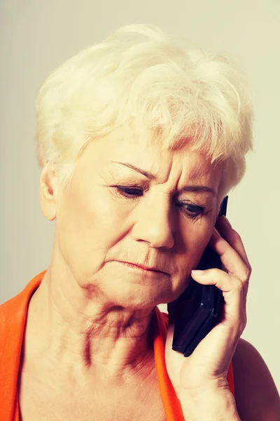 En gammal dam som pratar i telefon. — Stockfoto