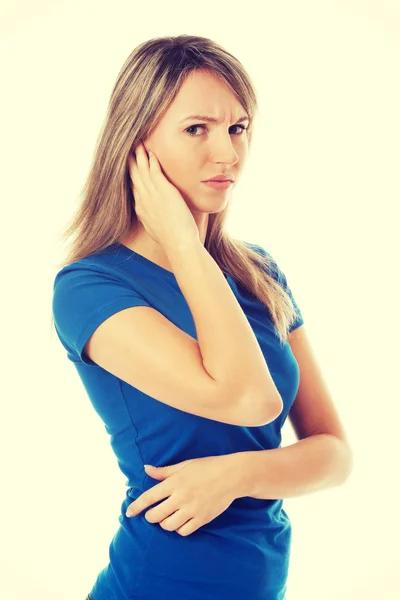 Mujer casual joven tocándose la oreja . — Foto de Stock