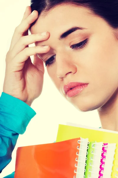 Retrato de una joven estudiante triste con libro de trabajo . — Foto de Stock