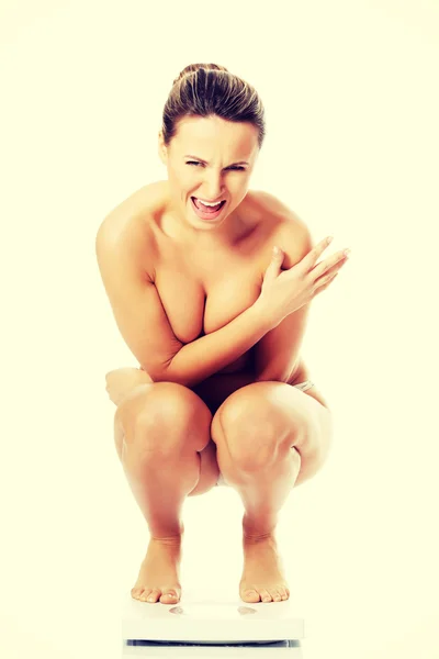 Γυμνή γυναίκα σε ένα πεδίο. — Φωτογραφία Αρχείου