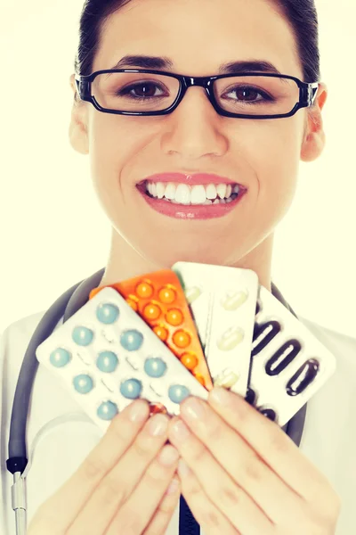 Doctora joven con pastillas . —  Fotos de Stock