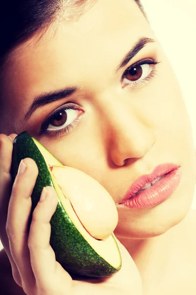 Bella donna in possesso di avocado . — Foto Stock
