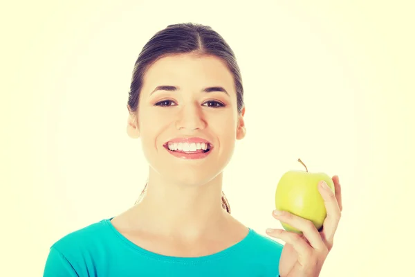 Hermosa mujer casual sosteniendo una manzana . — Foto de Stock