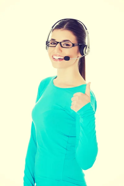 Jonge casual vrouw met hoofdtelefoon en microfoon weergegeven: ok. — Stockfoto