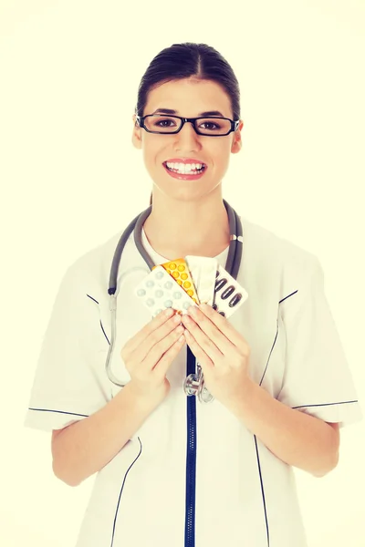 Doctora joven sosteniendo pastillas . — Foto de Stock