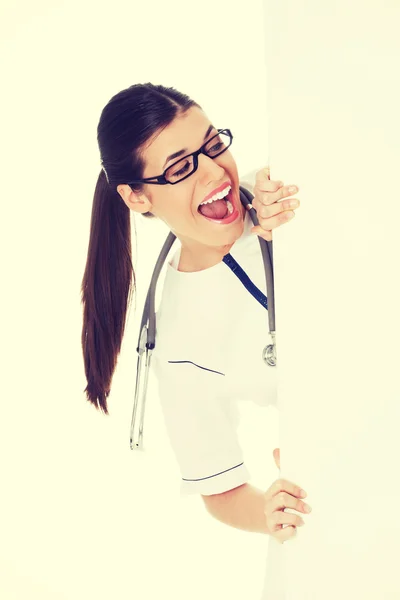 Joven doctora sosteniendo espacio de copia . — Foto de Stock