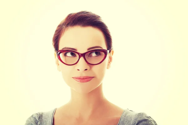 Porträtt av vacker kvinna i röda glasögon. — Stockfoto