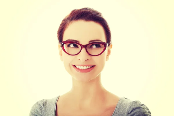 Porträtt av vacker kvinna i glasögon tittar upp. — Stockfoto