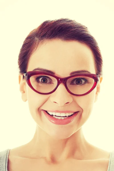 Porträt einer schönen Frau mit roter Brille. — Stockfoto