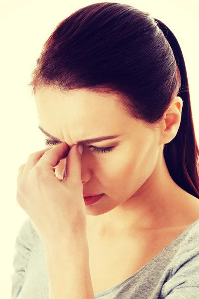 Junge schöne Frau, die ihre Nase berührt. — Stockfoto