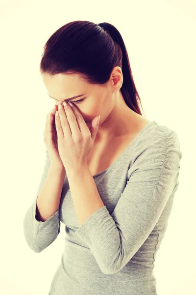 Jonge mooie vrouw haar neus aanraken. — Stockfoto