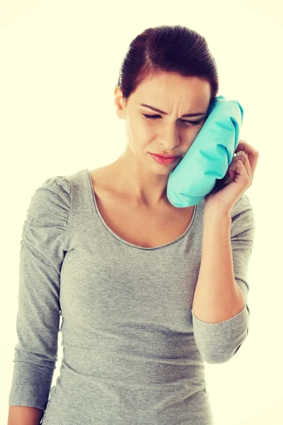 Jonge casual vrouw met een kiespijn. — Stockfoto