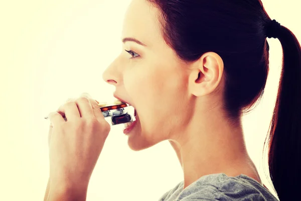 Casual hermosa mujer tratando de comer ampolla de pastillas . —  Fotos de Stock