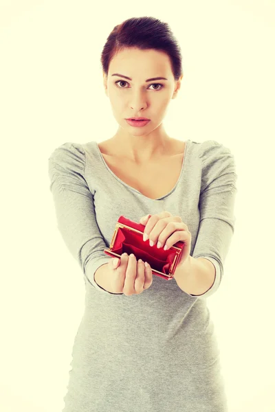 Schöne lässige Frau zeigt ihre leere Brieftasche. — Stockfoto