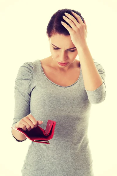 Schöne lässige Frau mit leerem Portemonnaie, besorgt. — Stockfoto