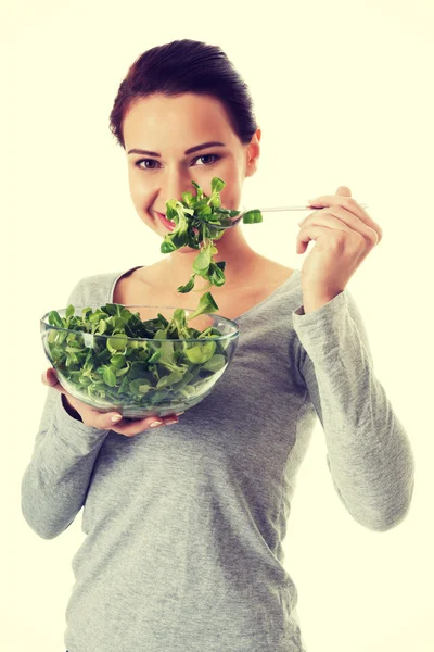 Jovem mulher casual comer cordeiros alface . — Fotografia de Stock