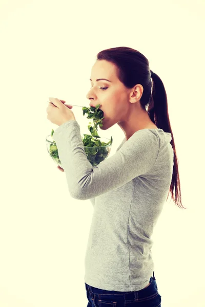 Jovem mulher casual comer cordeiros alface . — Fotografia de Stock