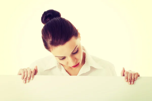 Beautiful young business woman holding copy space. — Stock Photo, Image