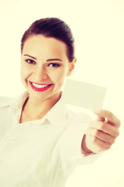 Mulher de negócios bonita segurando cartão pessoal . — Fotografia de Stock