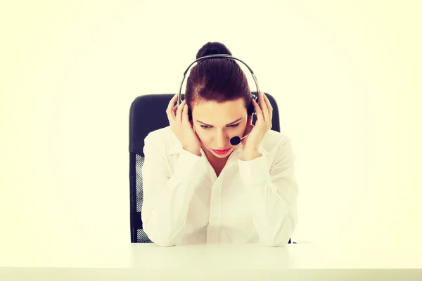 Mooie vrouw zittend met microfoon en hoofdtelefoon. — Stockfoto