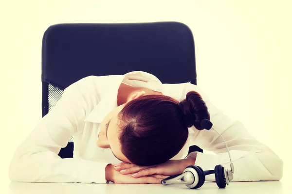 Ung vacker affärskvinna på callcenter sover på fliken — Stockfoto