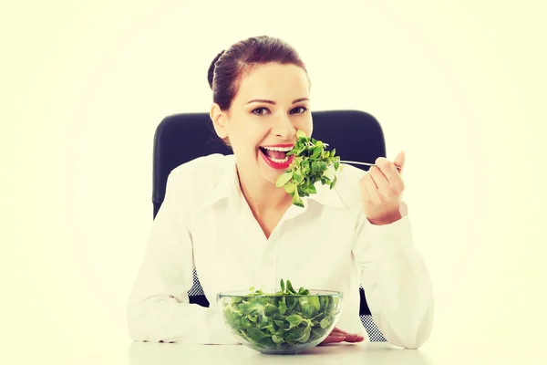 Mulher de negócios bonita sentado e comendo alface . — Fotografia de Stock